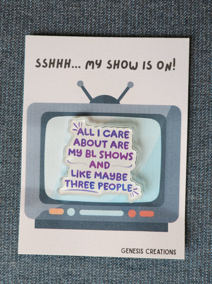 Card with a retro TV graphic and humorous text about a show, on a textured surface.